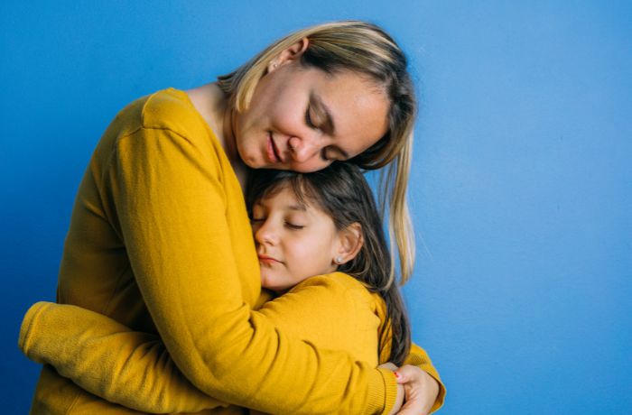 Foto de una mujer abrazando a su hija