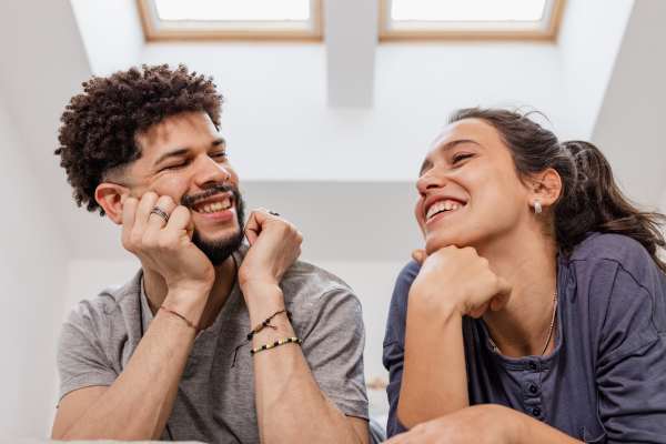 Foto de plano general de una pareja riéndose