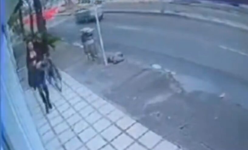 Hombre toca a mujeres en Bogotá