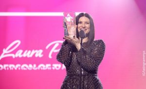 homenaje a Laura Pausini en los Premios Grammy