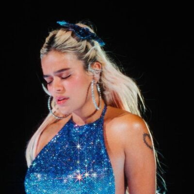 Karol G se llevó el celular de una fan