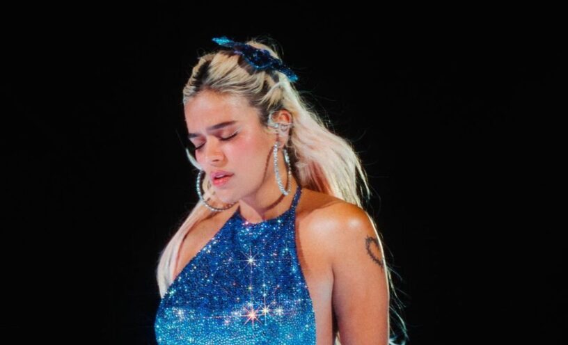 Karol G se llevó el celular de una fan
