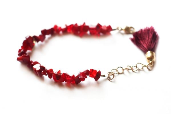 Por qué se debe usar una pulsera roja en la mano