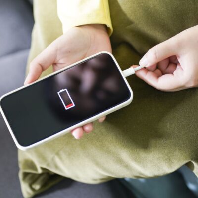 Las cosas que debe dejar de hacer para que no se descargue el celular