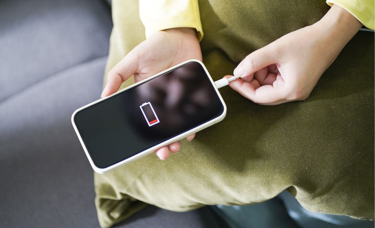 Las cosas que debe dejar de hacer para que no se descargue el celular