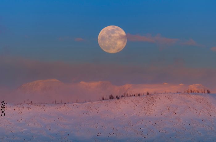 Foto de una luna llena en un nevado