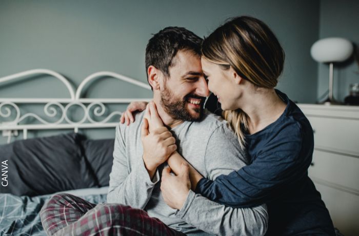Foto de una pareja en la cama para ilustrar Mensajes de buenos días para mi novio