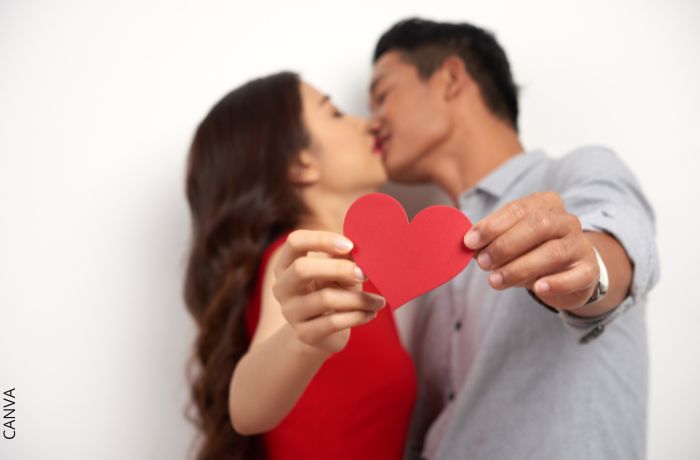 Foto de una pareja dándose un beso