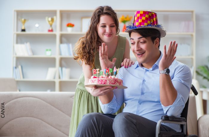 Foto de una pareja celebrando el cumpleaños