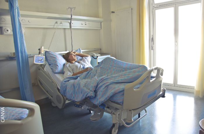 Foto de una mujer en una sala de hospital