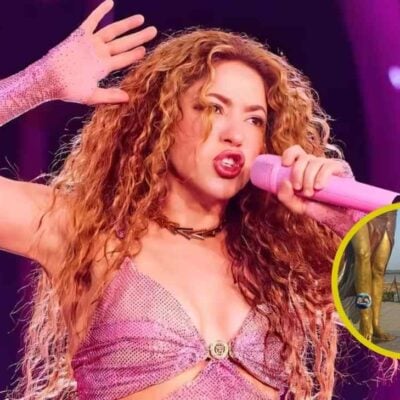 mujer baila como Shakira frente al monumento de la cantante en Barranquilla