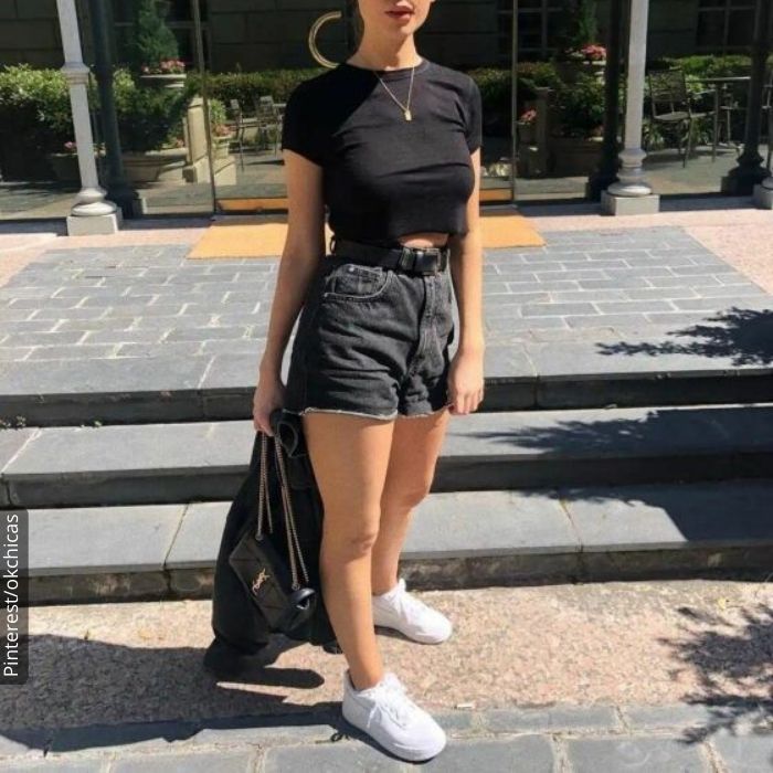 Foto de una mujer con un outfit de short negro de jean