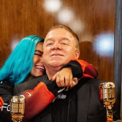 Papá de Karol G cantando