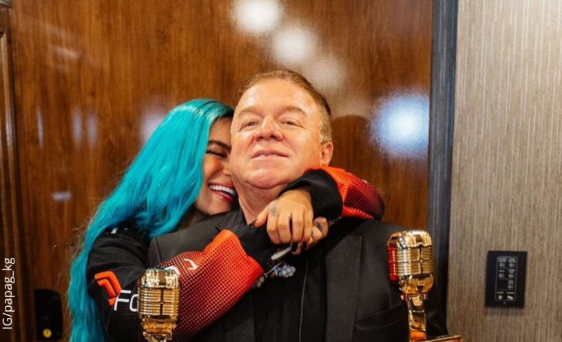 Papá de Karol G cantando