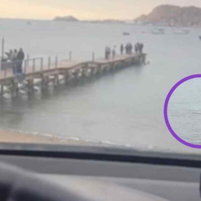 Pareja es vista en el mar teniendo relaciones