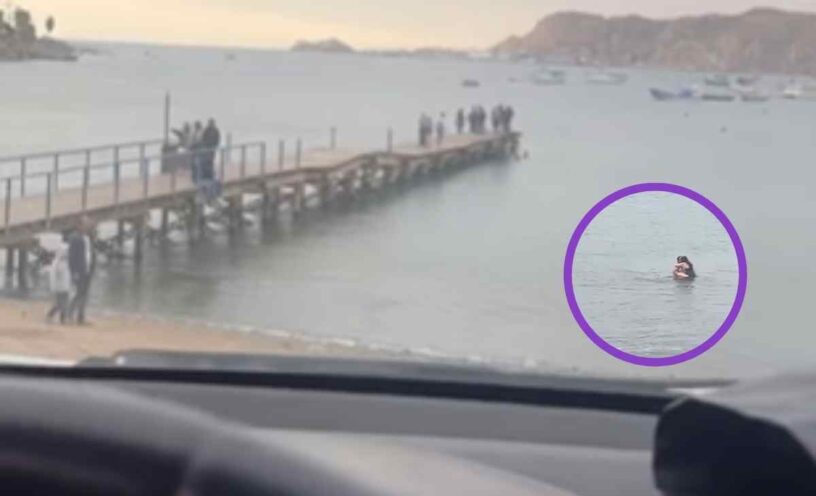 Pareja es vista en el mar teniendo relaciones