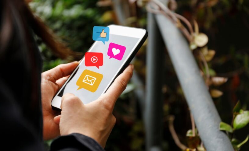 por qué la gente aparenta felicidad en redes sociales