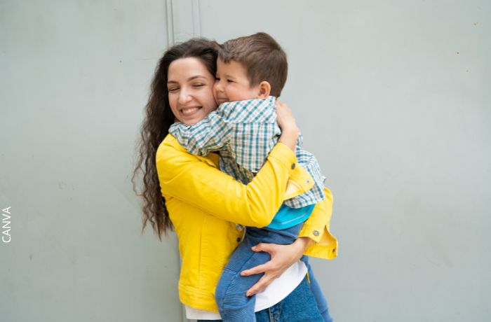 Foto de una mujer cargando a un niño