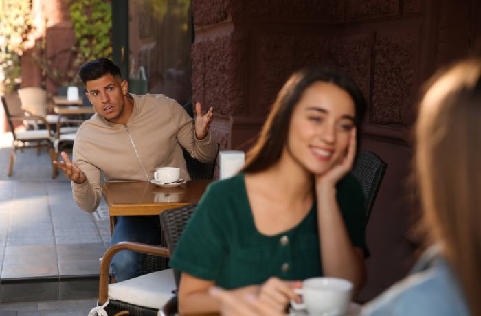 Foto de un hombre espiando a su expareja