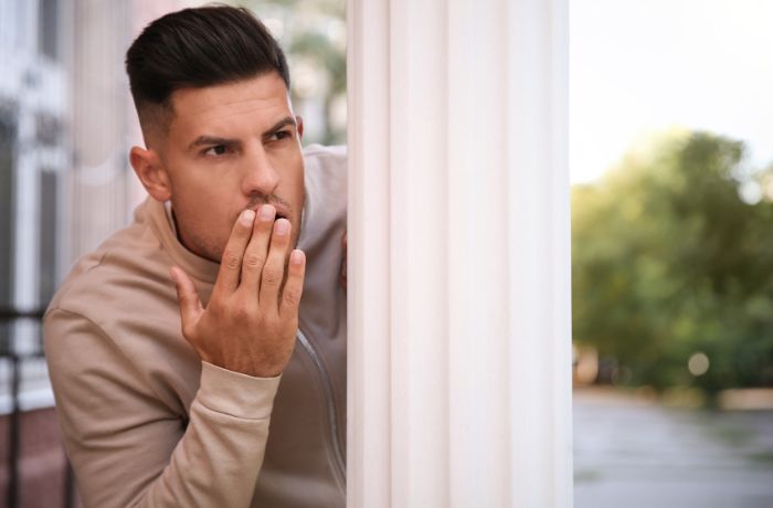 Foto de una hombre espiandoi