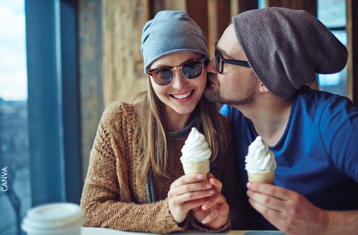 Foto de una pareja comiendo helado