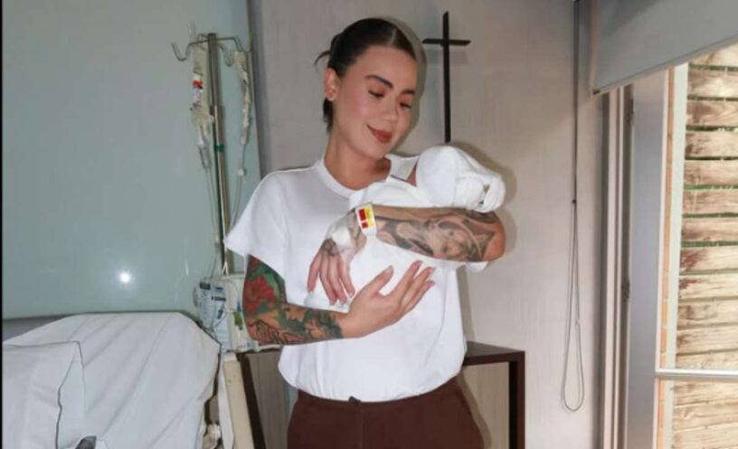 ¿Qué le dijo Cinthia Cossio a quienes la criticaron por estar maquillada en el parto de su bebé?