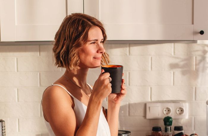 Foto de una mujer tomando café