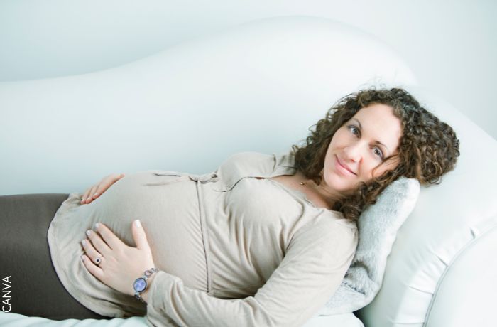 Foto de una mujer embarazada descansando