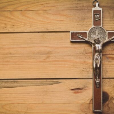 ¿Qué significa que se caiga un crucifijo? Te impresionará
