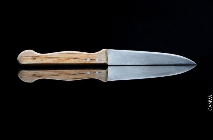 Foto de un cuchillo con el filo hacia arriba