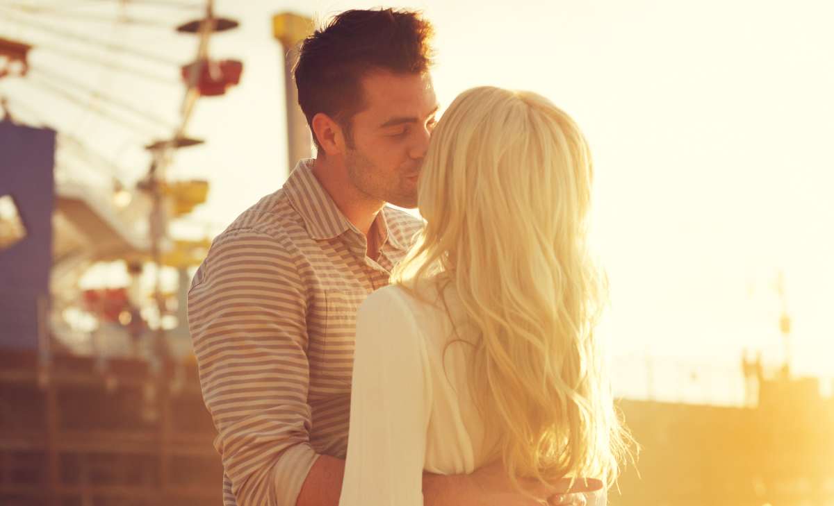 ¿Qué significa que tu pareja te muerda cuando te está besando?