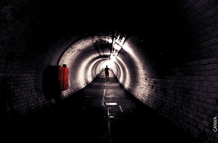 Foto de una persona en un tunel oscuro