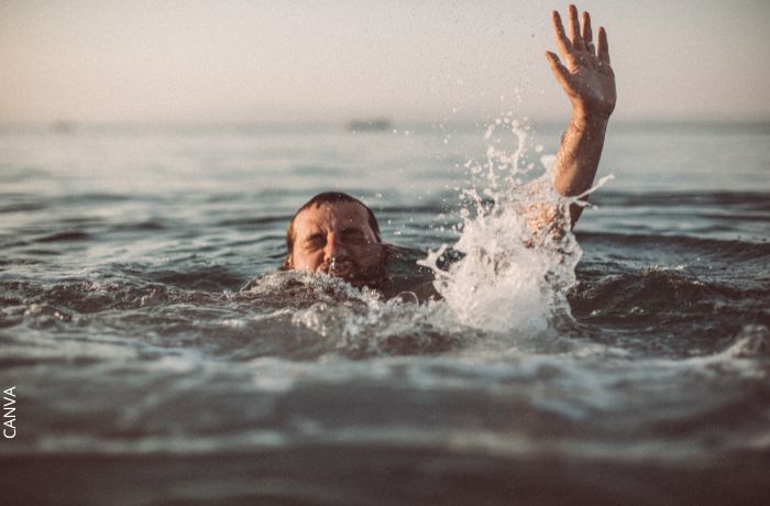 Foto de un hombre ahogándose