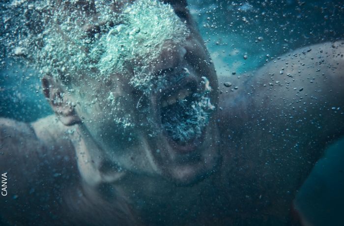 Foto de un hombre ahogándose