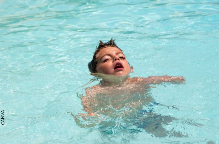 Foto de un niño en una piscina