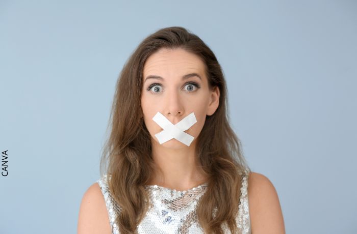 Foto de una mujer con cinta en la boca