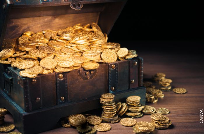 Foto de un cofre con monedas de oro