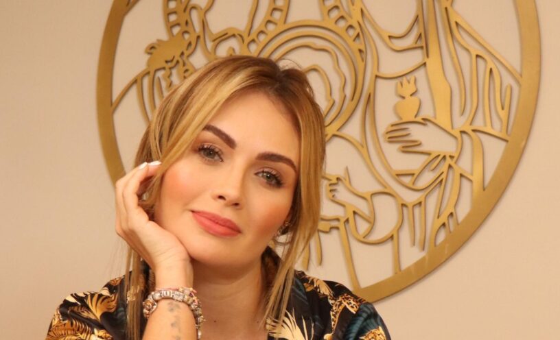 Sara Uribe mostró cómo cría a su hijo