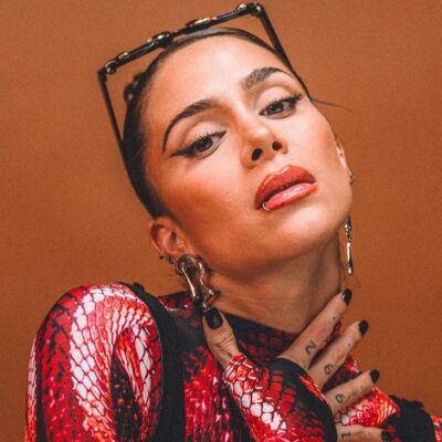 sensual baile de Greeicy en la playa