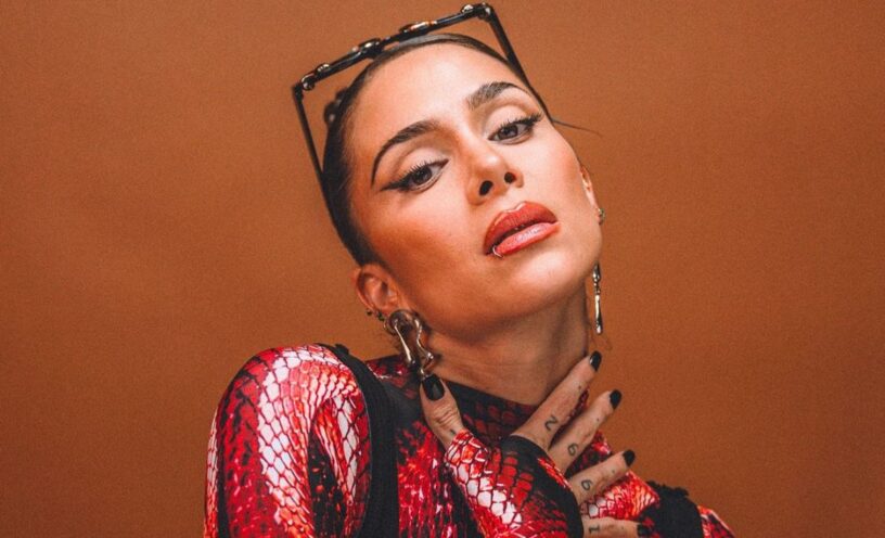 sensual baile de Greeicy en la playa