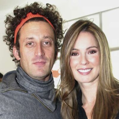 Foto de Simón Brand con su novia