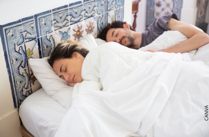 Foto de una pareja durmiendo separada