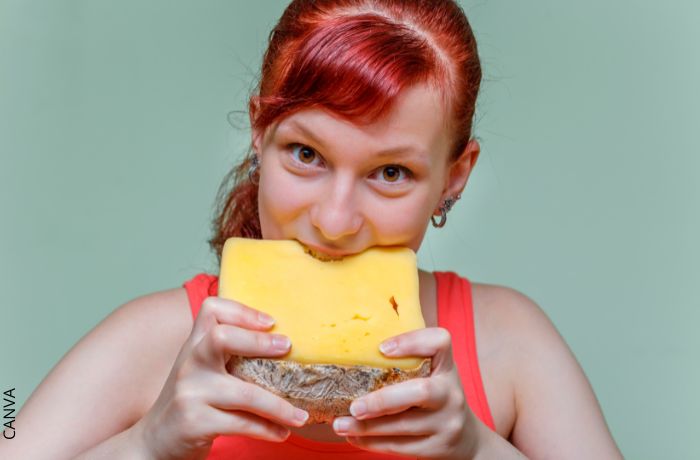 Foto de una mujer comiendo queso