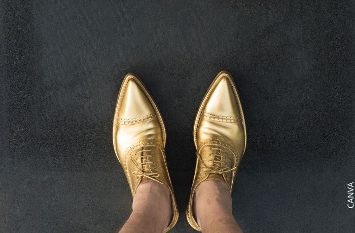 Foto de zapatos dorados