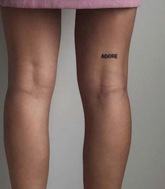 Imagen de las piernas de una persona dando la espalda y desde la parte baja de la cintura mostrando un pequeño tatuaje 