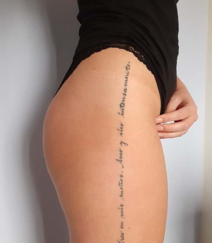 Imagen de una persona de la cintura para abajo mostrando un tatuaje en posición lateral 
