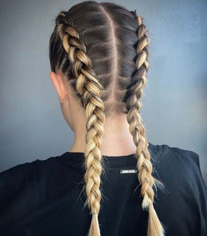 Imagen de una mujer de espaldas mostrando un peinado de trenza dos cabos 