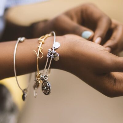 Qué significa usar muchas pulseras según la psicología