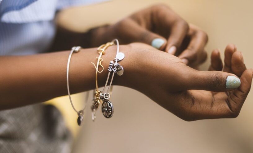 Qué significa usar muchas pulseras según la psicología