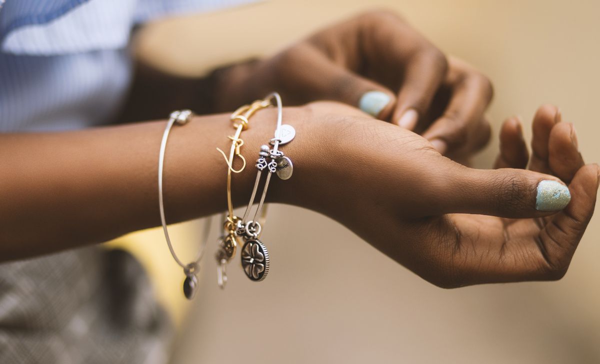 Qué significa usar muchas pulseras según la psicología